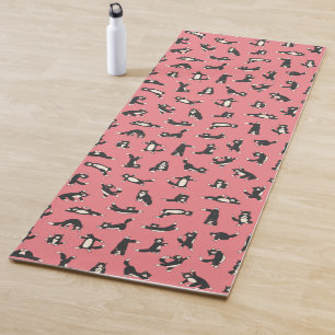 Yoga Chats noirs et blancs drôles faisant un tapis de y