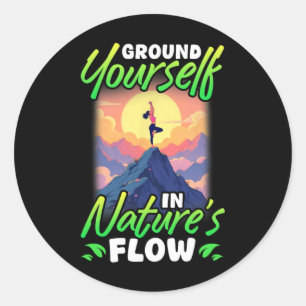 Yoga en natuur geaard in de stroom van de natuur ronde sticker