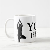 Yoga guérit tasse de café avec silhouette de pose (Gauche)