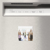 Yoga instructeur leidt klasse door magneet (Insitu (Vaatwasser))