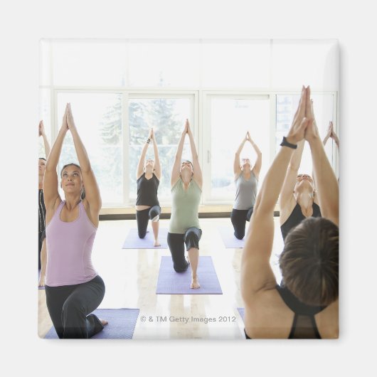 Yoga instructeur leidt klasse door magneet (Voorkant)