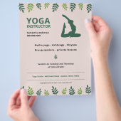 Yoga Instructeur met Groene Bladeren Flyer (Hand)