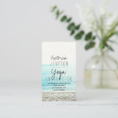 yoga instructeur typografie strandfoto visitekaartje (Staand voorkant)