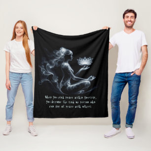 Yoga-instructrice lotushouding meditatie gloeiende fleece deken
