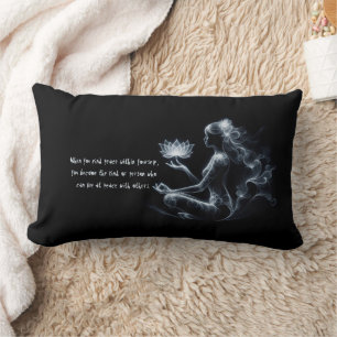 Yoga-instructrice lotushouding meditatie gloeiende kussen