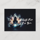 Yoga-instructrice meditatiehouding gloeiende mist kortingskaartje (Voorkant)