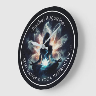 Yoga-instructrice meditatiehouding gloeiende nevel grote klok