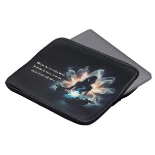 Yoga-instructrice meditatiehouding gloeiende nevel laptop sleeve
