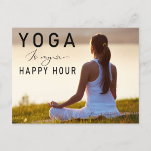 Yoga is mijn happy hour Vrouw die yogahouding doet Briefkaart