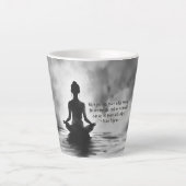 Yoga Meditatie Instructeur Lotus Pose Inkt Schilde Latte Mok (Voorkant)