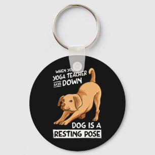 Yoga oefening hond is een rustpositie voor mannen sleutelhanger