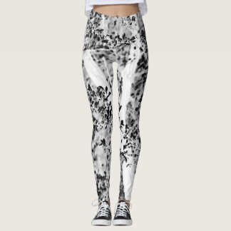 Yoga-oefening met zwarte en witte bladluis leggings
