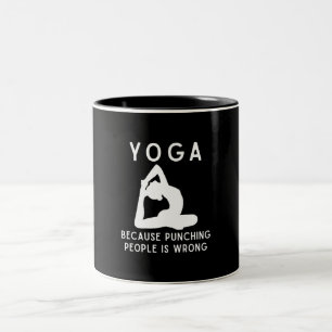 Yoga Omdat Het Slaan Van Mensen Verkeerd Is Mindfu Tweekleurige Koffiemok