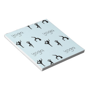 Yoga poses en tekstpatroon op blauw notitieblok