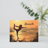 Yoga sur la plage Carte postale (Debout devant)