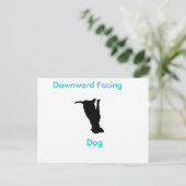 Yoga vers le bas face à la carte postale de retrai (Debout devant)