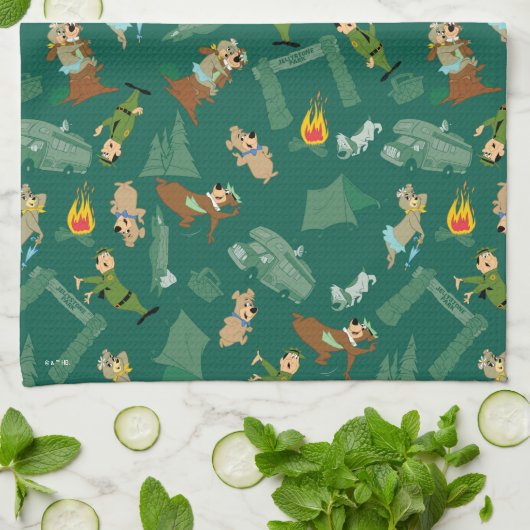 Yogi Beer en vrienden Jellystone Park Camp Pattern Theedoek (Gevouwen)