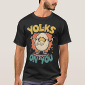Yolks on You Funny Egg Pun Retro Design T-shirt (Voorkant)
