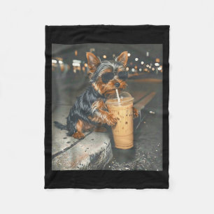 Yorkie drinkt ijskoude koffie grappige dieren meme fleece deken