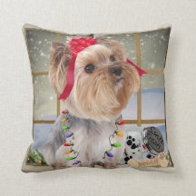 Yorkie in Kerstmis Light Pillow door PetVenturesUS