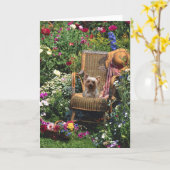 Yorkshire Terrier Dans La Carte De Voeux Du Jardin (Fleur jaune)