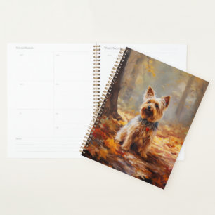 Yorkshire Terrier en automne feuilles tombantes in