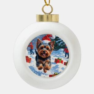 Yorkshire Terrier in de sneeuw met kerstmuts Keramische Bal Ornament