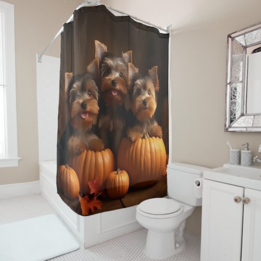 Yorkshire Terrier Puppy Herfst Delight Pompoen Douchegordijn (In situ)