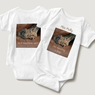 Yorkshire Terrier Ready voor een Nap Romper
