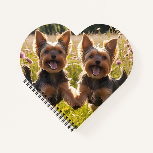 Yorkshire Terriers spelen in het gras Notitieboek (Voorkant)