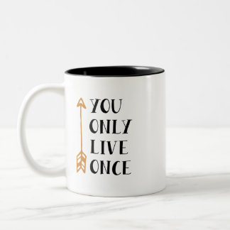 You Only Live Once - YOLO Arrow Design for T-Shirt Tweekleurige Koffiemok