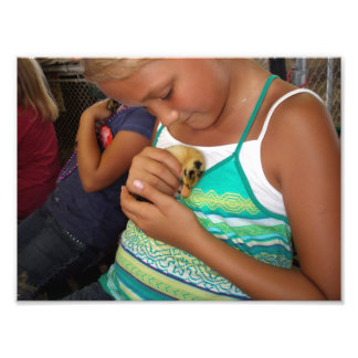 Young Girl Holding Baby Duck Foto Afdruk