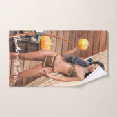 Young Native American Posing on Wood Wall (Serviette à main)