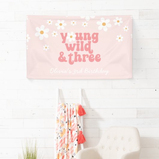 Young Wild Drie retro Daisy Pink verjaardag Spandoek (Insitu)