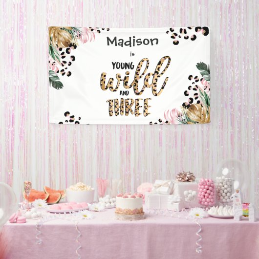 Young Wild & Three Leopard Print Oerwoud Birthday Spandoek (Feest)