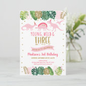Young Wild & Three Pink Dinosaur Birthday Kaart (Staand voorkant)