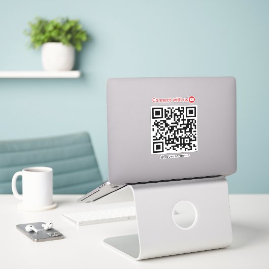 YouTube Connect Met Ons QR Code Wit Sticker (Laptop op bureau)