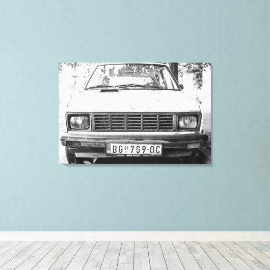 Yugo, oude joegoslavische auto canvas afdruk (Insitu (Houten vloer))