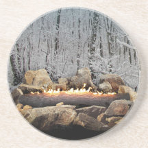 Yule Log in een Snowy Forest