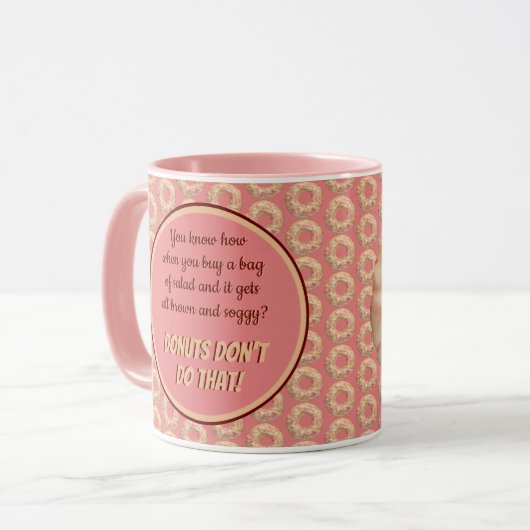 Yummy Pink Sprinkle Donut Pattern and Funny Quote Mok (Voorkant links)