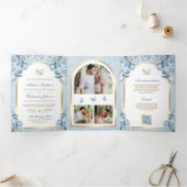 Zacht Blauw Bloemen Gouden Boog Vlinderbruiloft Drieluik Uitnodiging (Binnen)
