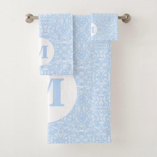 Zacht blauw en wit botanisch met monogram bad handdoek (Insitu)