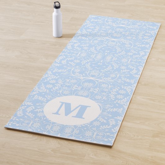 Zacht blauw en wit botanisch met monogram yogamat (In situ)