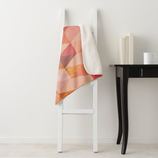 Zacht driehoek geometrisch patroon | monogram sherpa deken (In situ)