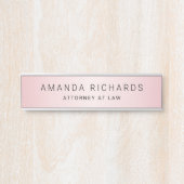 Zacht roze verzadigingsgradiëntnaam en titel deurbordje (Voorkant)