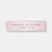 Zacht roze verzadigingsgradiëntnaam en titel deurbordje (Voorkant)