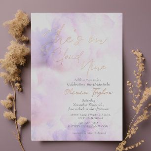 Zacht Ze is op wolk 9 Roze goud Bruidsfeest Folie Uitnodiging