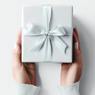 Zachte babyblauwe en witte gestreepte babyshower cadeaupapier