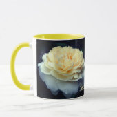 Zachte gele rozenzwendel, speciaal gepersonaliseer mok (Links)