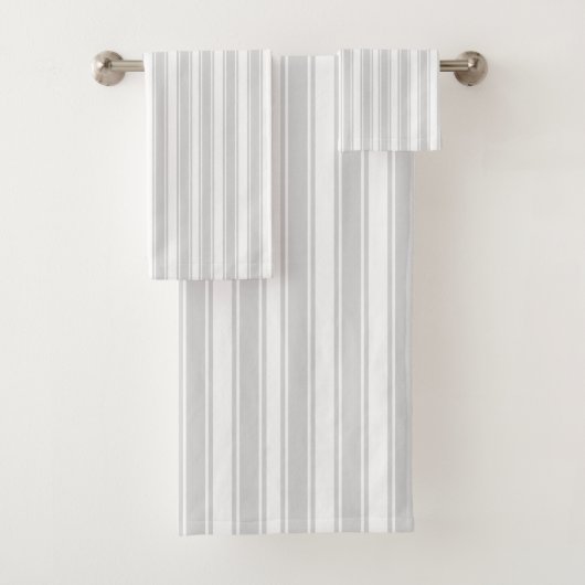 Zachte Grijze en Witte Ticking Streep Bad Handdoek (Insitu)